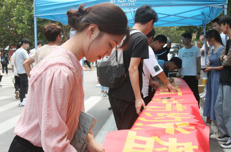 ����й�óѧУ���С������ж���ϵ�������